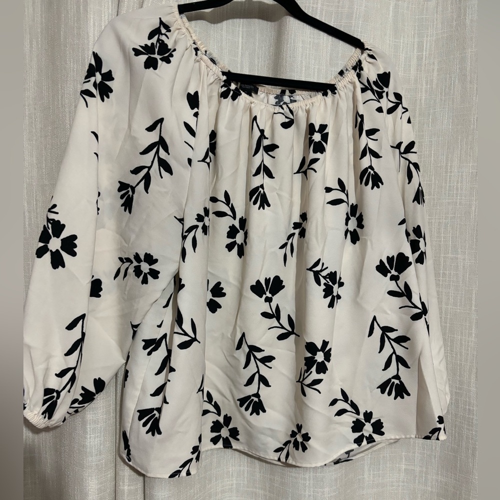 Flown top with elastic neck line and sleeves. Flowy sleeves